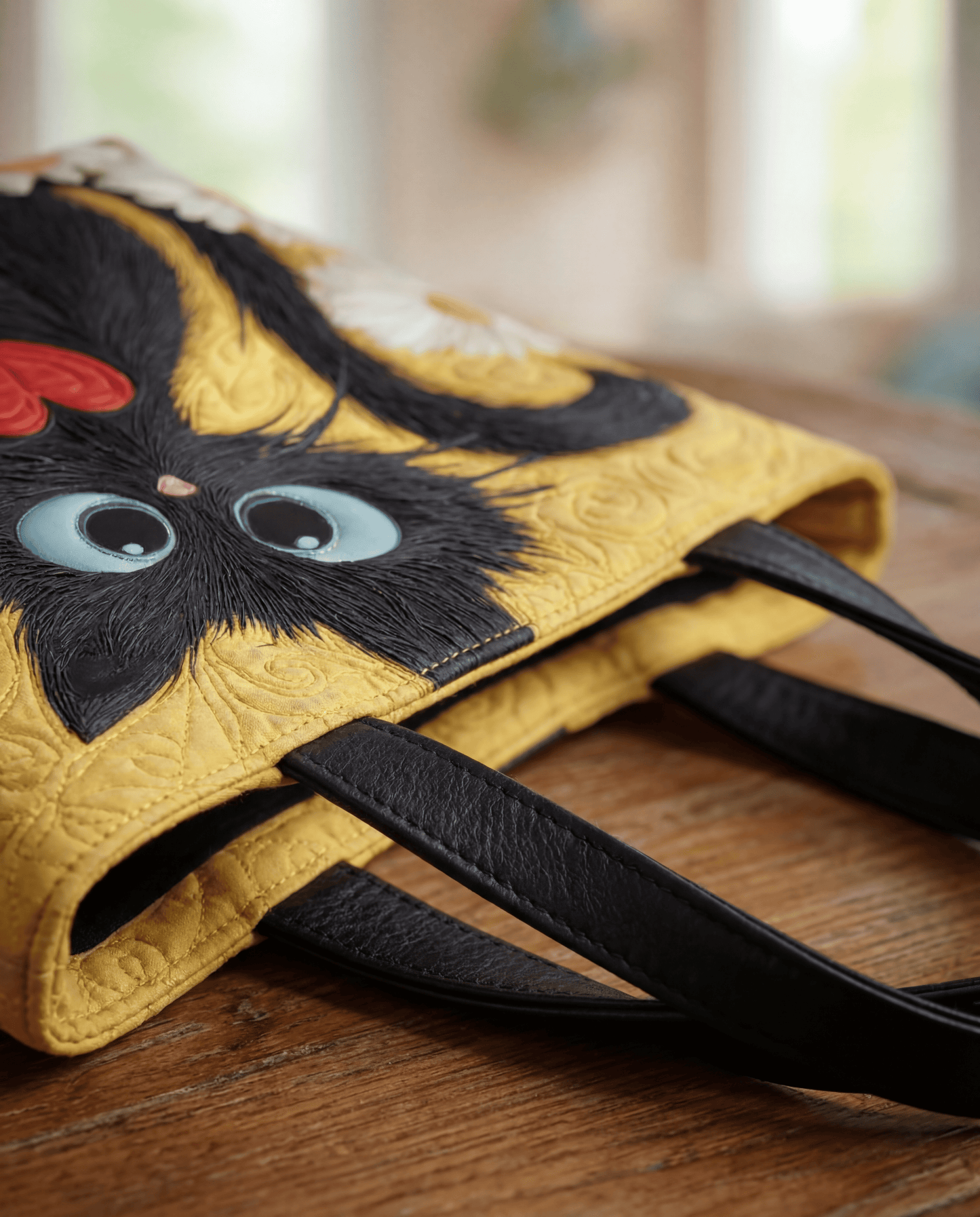 Bolso Artesanal “Gato Negro con Corazón y Margaritas”
