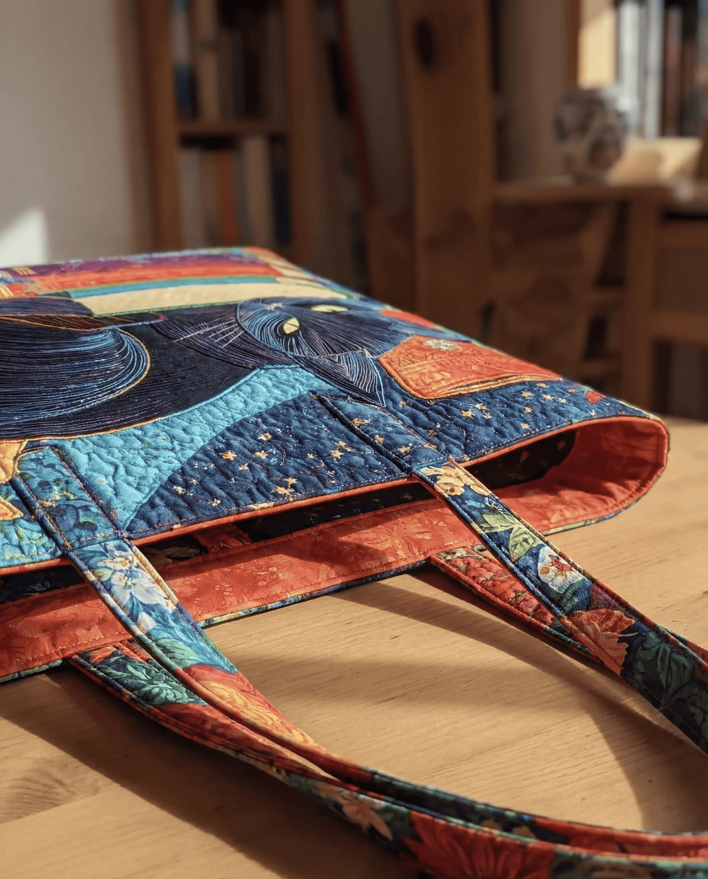 Bolso Artesanal “Gato Negro con Libros y Tazas”